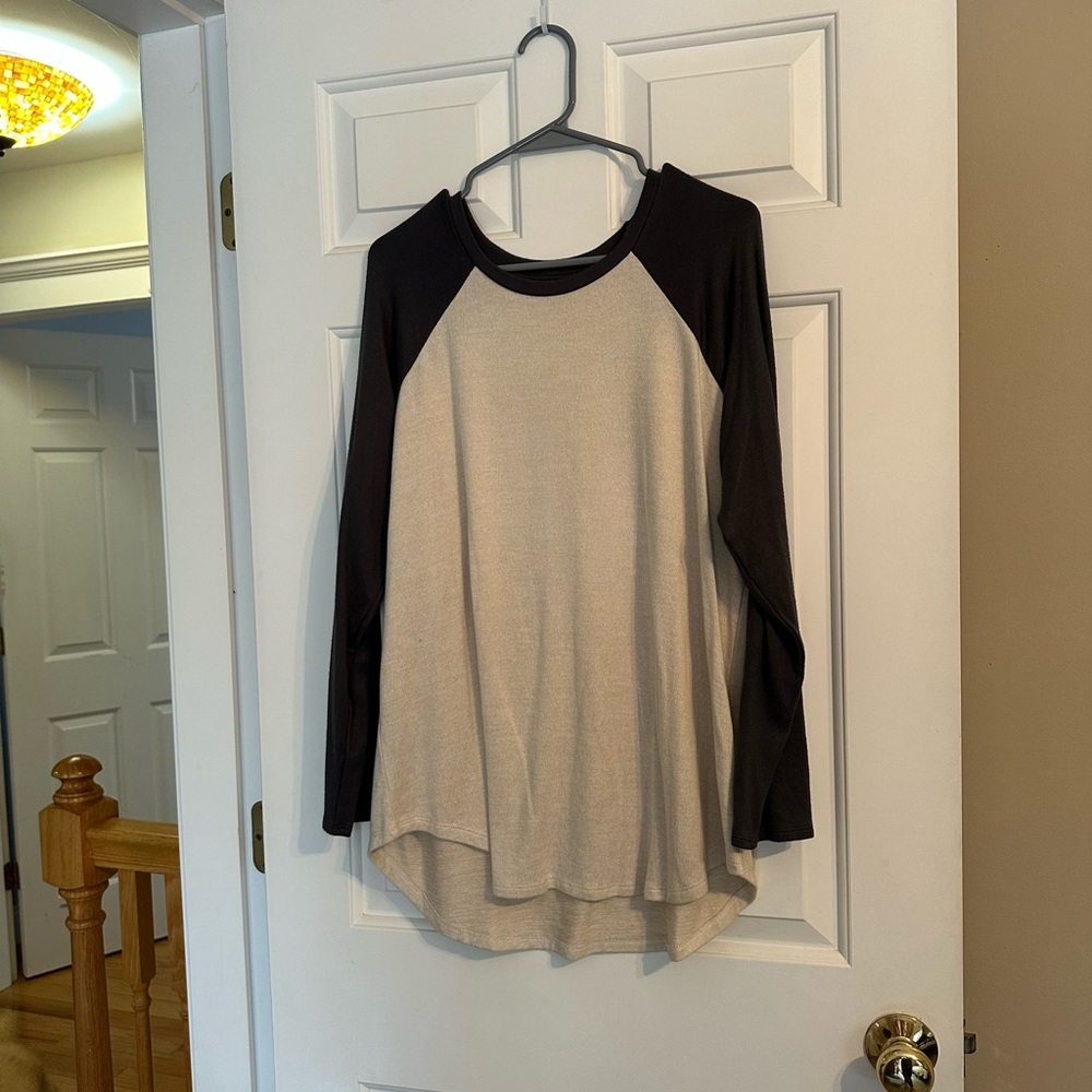 American Eagle Outfitters Two-Tone Raglan Long Sleeve Top - Black & Cream